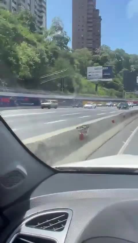 Images of the Prados del Este highway in Caracas, in the midst of the national blackout this Friday. Drivers pull over and park to find coverage in that area for their cell phones and devices.