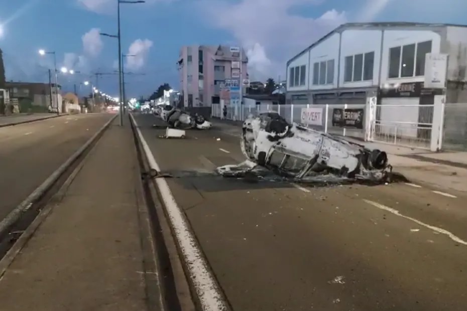 Martinique: Vehicles and waste set on fire during the night in Sainte-Thérèse in Fort-de-Francenn