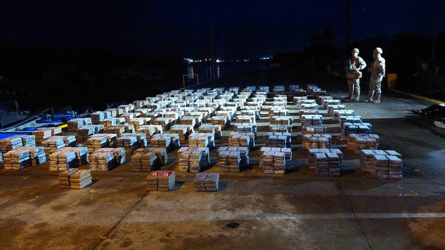 Panama : Les autorités panaméennes ont saisi 3,2 tonnes de cocaïne dans la mer des Caraïbes. La drogue a été trouvée à bord d'un navire exploité par quatre ressortissants colombiens, arrêtés lors d'une opération antidrogue au nord-est d'El Porvenir, dans la région de Guna Yala.