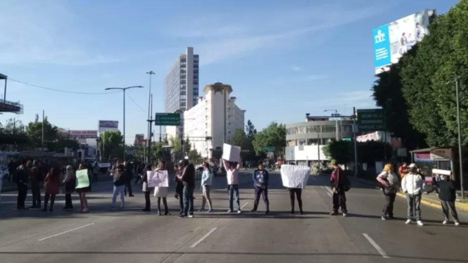 Workers from the Mexican Institute of Water Technology protest outside the National Palace, demanding dialogue with the federal government