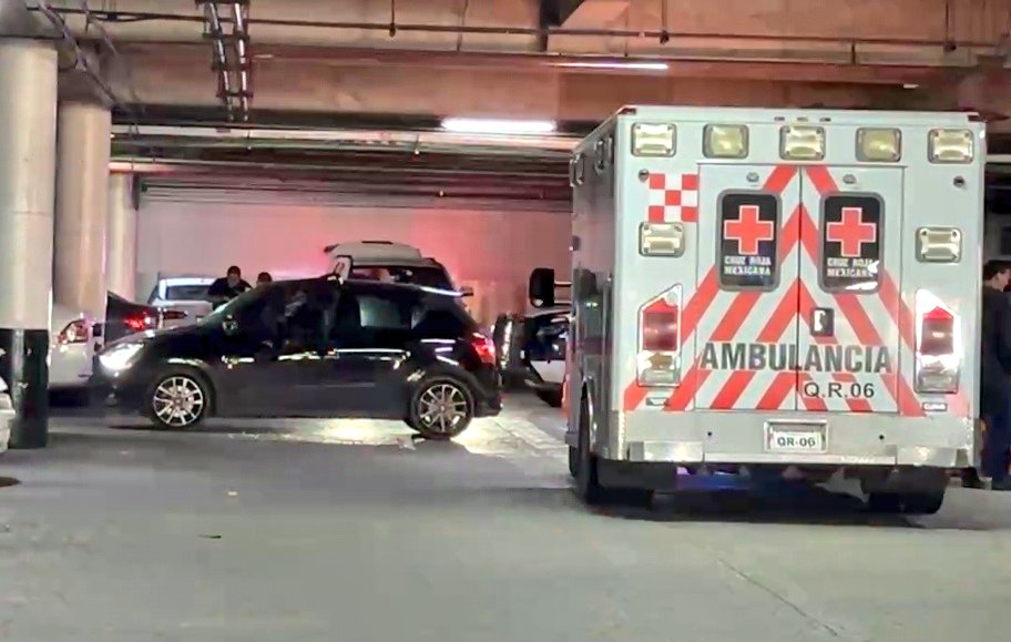 A person was shot several times in the underground parking lot of Plaza Las Américas in Cancún. The victim was left inside his car. Several citizens who were inside the plaza at that time suffered a nervous breakdown.