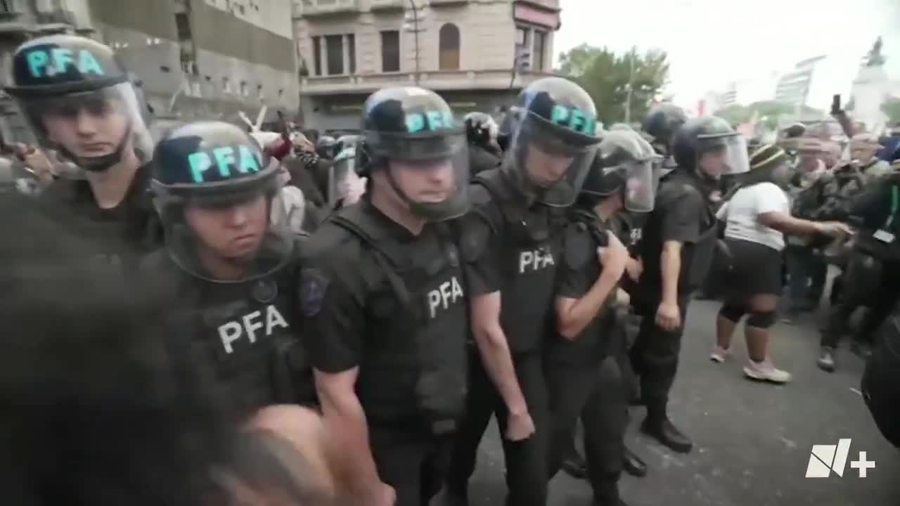 Die argentinische Bundespolizei antwortete mit einer Protestkundgebung gegen die Politik des Präsidenten Javier Milei über den Kongress in Buenos Aires. Video: APTN