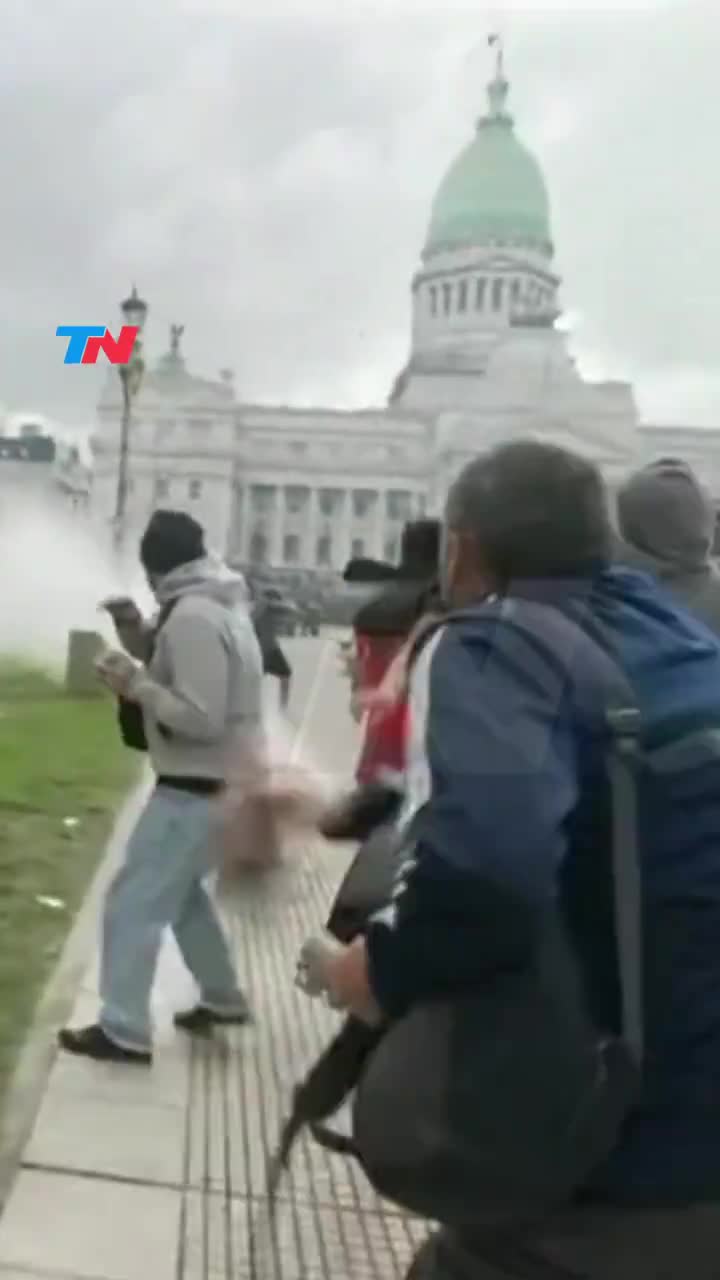 Argentina: Retirees' march: hooligans broke the sidewalks in Congress Square and threw stones at police.