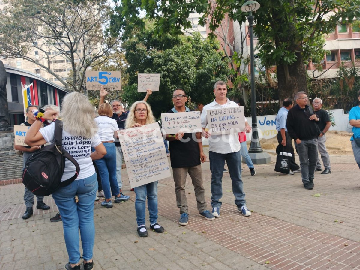 Rentner versammeln sich auf der Plaza Morelos (Caracas) vor dem Büro des Ombudsmanns, um gegen ihre Gehälter zu protestieren, die seit mehr als drei Jahren nicht erhöht wurden.