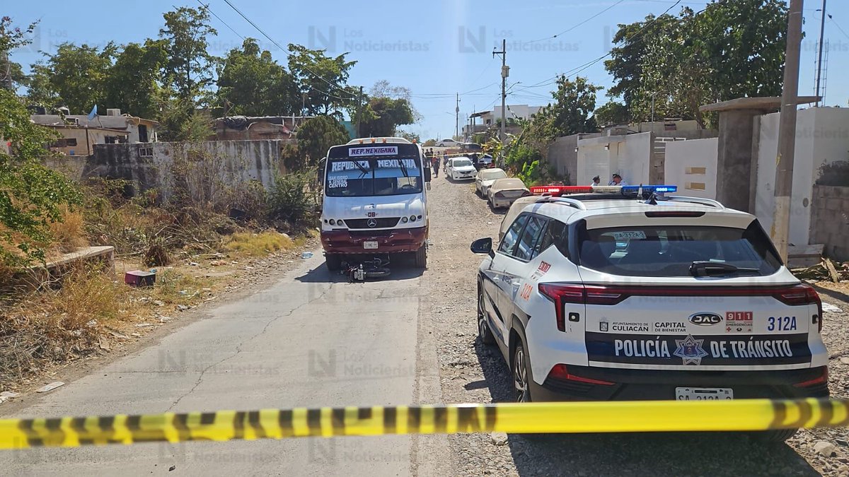 A motorcyclist died after being struck by a city bus in Culiacán. The victim was 16 years old and lived very close to the accident site.