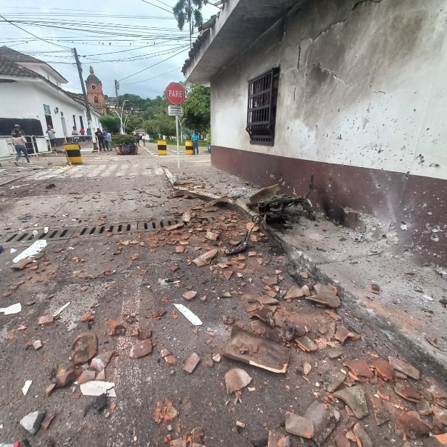 Authorities confirmed the explosion of a motorcycle bomb in Caloto, Cauca. The incident occurred near the police station. No injuries have been reported so far.