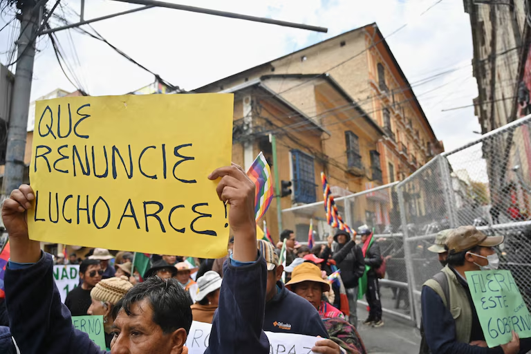 Blockades continue in Cochabamba and other regions due to Evo Morales's electoral disqualification and the economic crisis. Pickets are affecting transportation and food supplies, causing daily losses of up to $200 million, according to the Minister of Economy. - @infobae