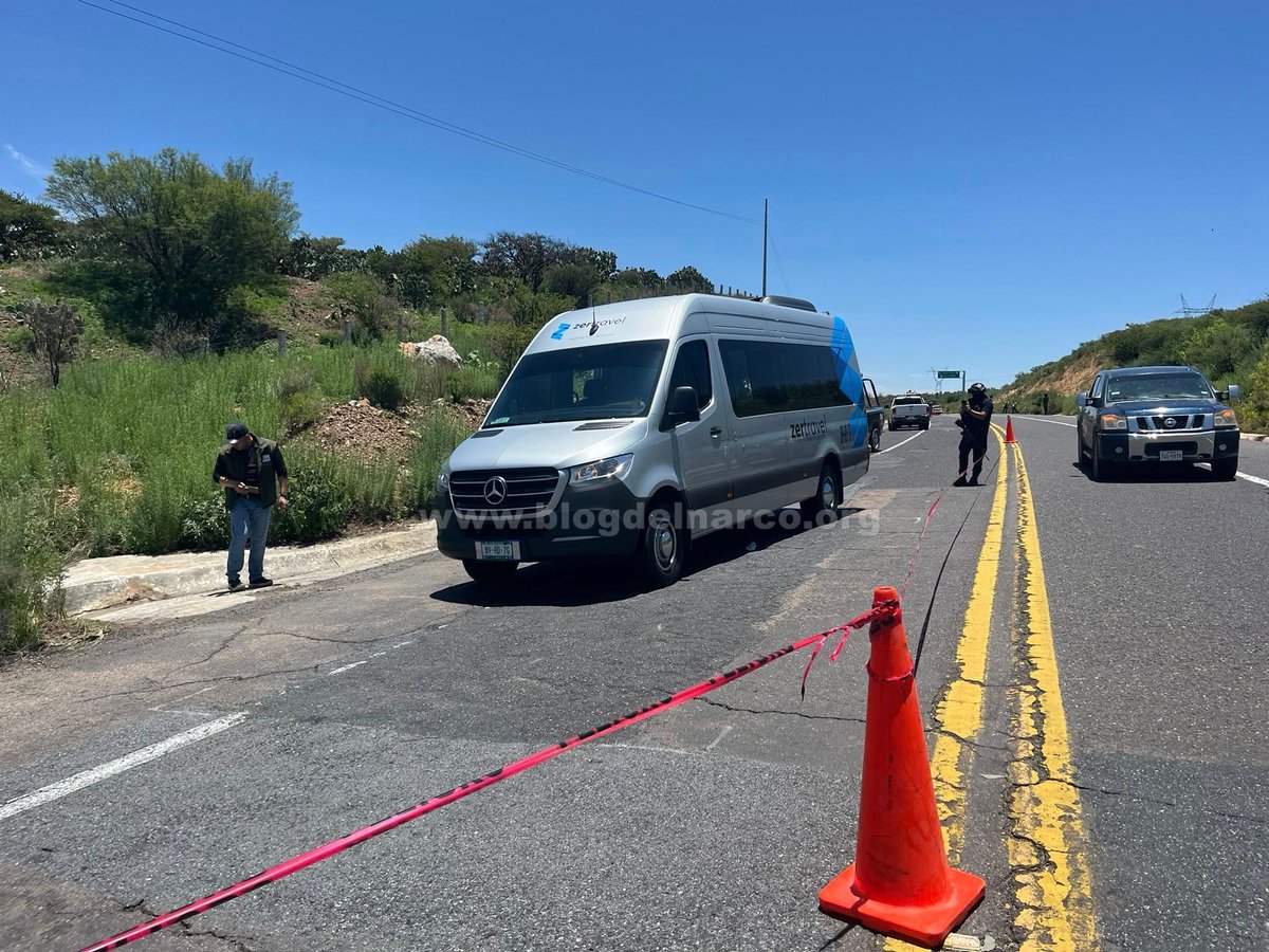 Gunmen shot at the passengers of a tourist van in Zacatecas that had left Aguascalientes, killing a 12-year-old girl.