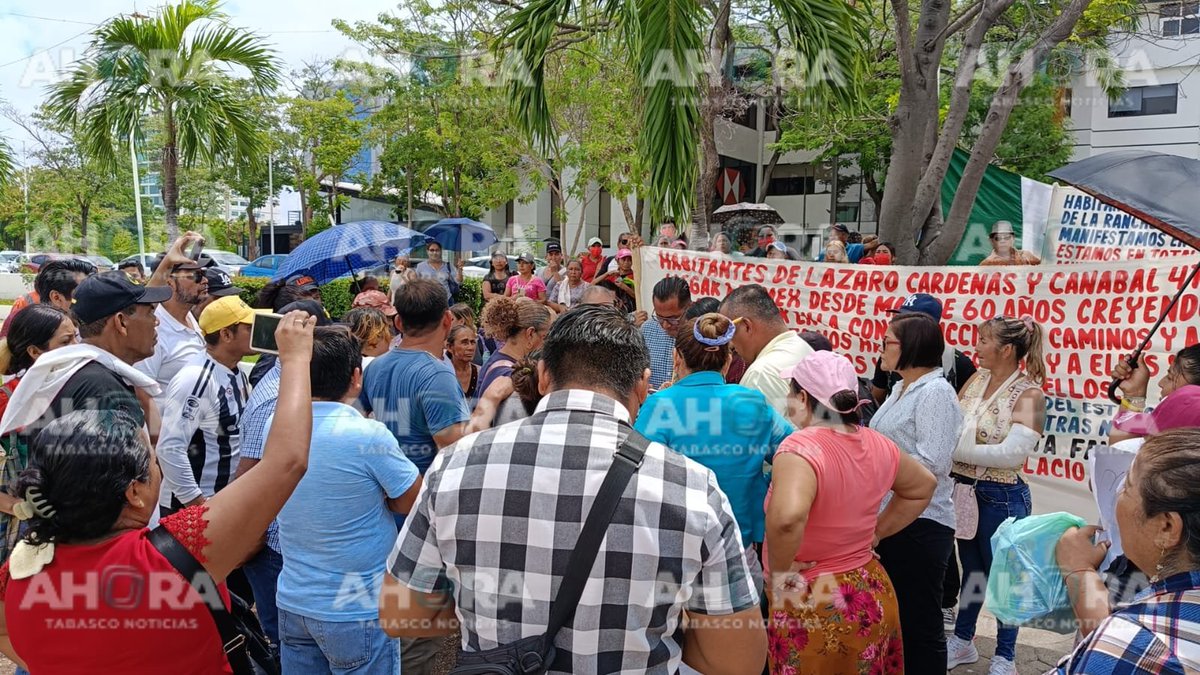 Protesters are in front of the Municipal Palace, where citizen service personnel were already waiting for them.