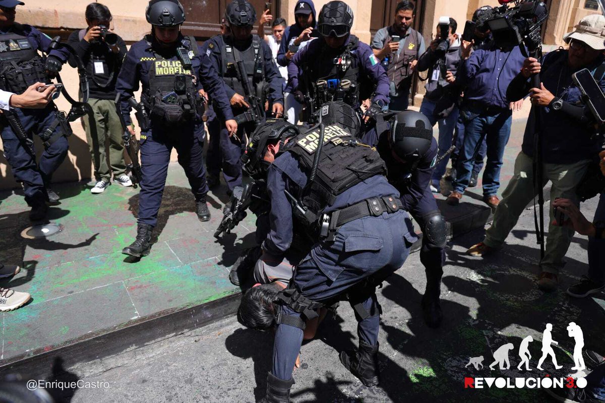 Morelia - Michoacán - He tried to enter the State Congress where Grecia Quiroz was to be sworn in as mayor of Uruapan, but he refused to be searched. Suddenly, the police surrounded him, reportedly seizing marijuana and a can of spray paint.