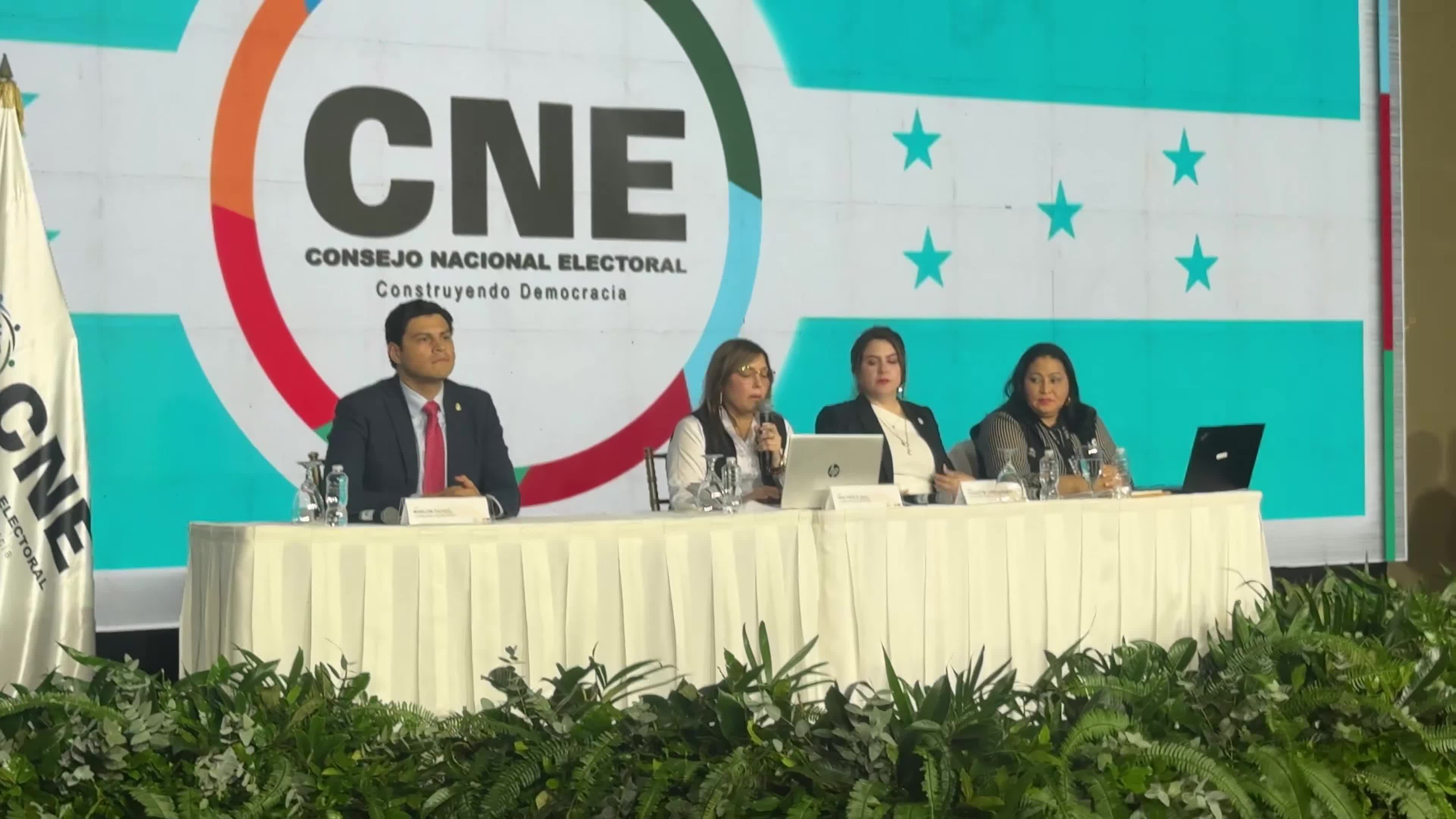 Honduras: The moment in the room when it's announced that the National Party, supported by Donald Trump, is ahead of all the others. 539,000 votes compared to Nasralla's 514,000 and the leftist ruling party's 250,000.