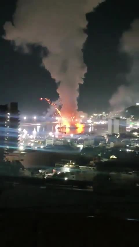 Military aircraft are flying over Caracas: explosions reported at La Carlota and Fort Tiuna. Images show plumes of thick smoke rising from various points in the city.
