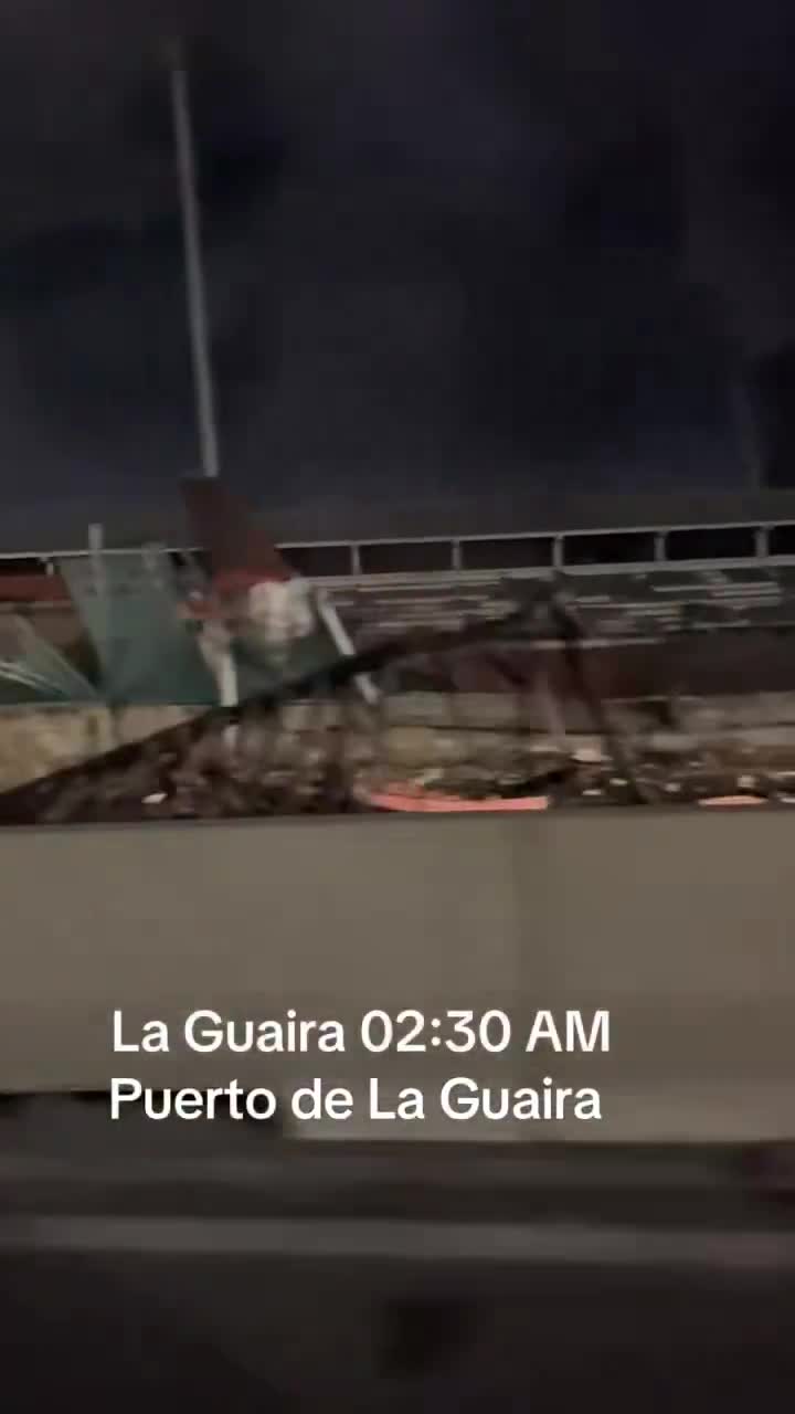 Several explosions in Caracas. This is in La Guaira at 2:30 AM.
