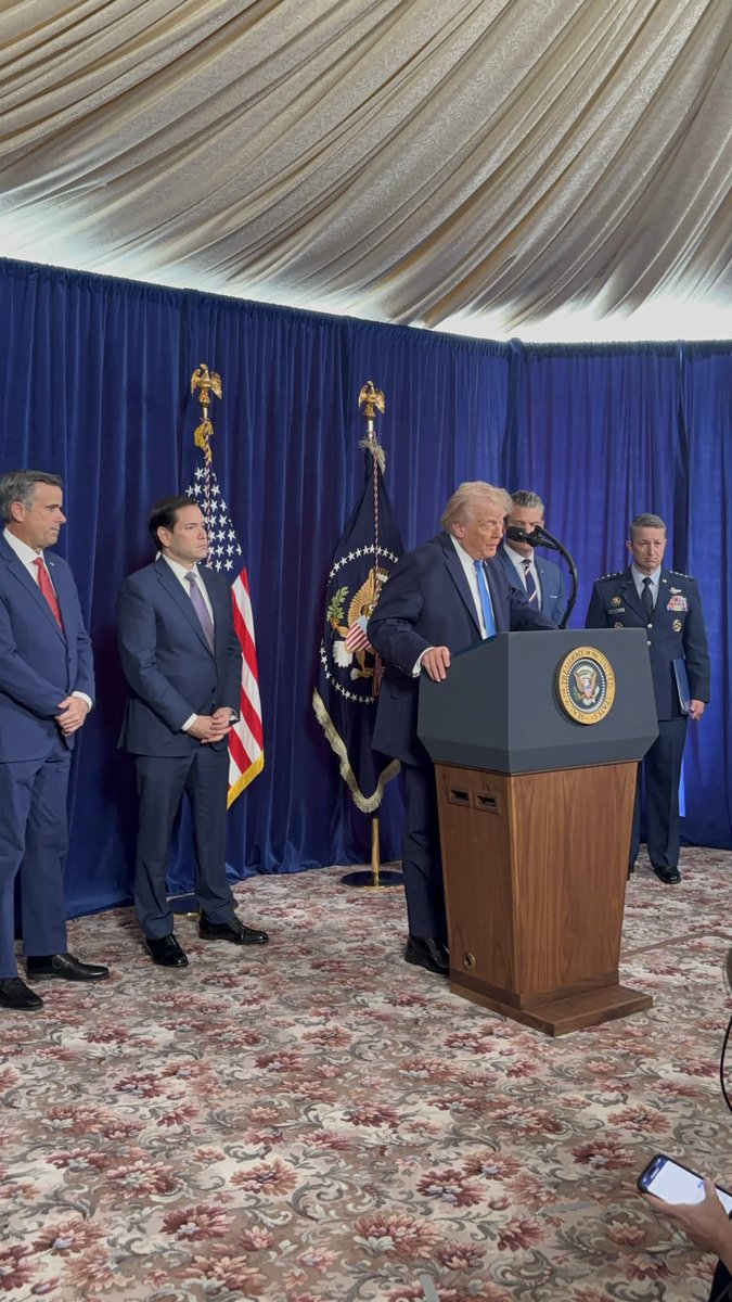 PRESIDENT TRUMP is briefing reporters on the operation to extract Nicolas Maduro. “They knew we were coming… but were completely overwhelmed”. With him: CIA director Ratcliffe; Defense Sec Hegseth; Sec of State Rubio; General Caine; Also in room: Sen Moreno;FBI Patel; Steve Witkoff