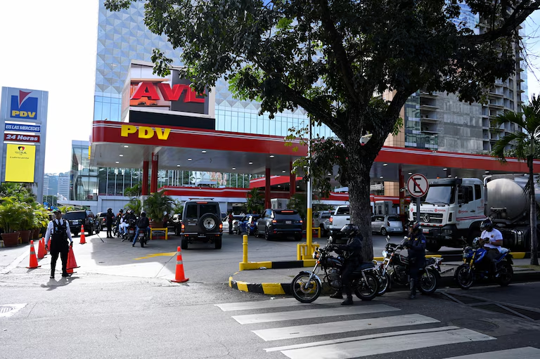 The streets of Caracas were nearly deserted this morning following the arrest of Maduro. As the hours passed, citizens began to venture out to stock up on food, medicine, and gasoline, amidst long lines, a military presence in key areas, and an atmosphere of tension and uncertainty.