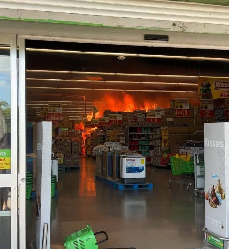 As calls go out for everyone to shelter in place, businesses are being attacked and burnt. Vehicles and businesses being set on fire in Cozumel, Playa del Carmen, Tulum, and Cancún